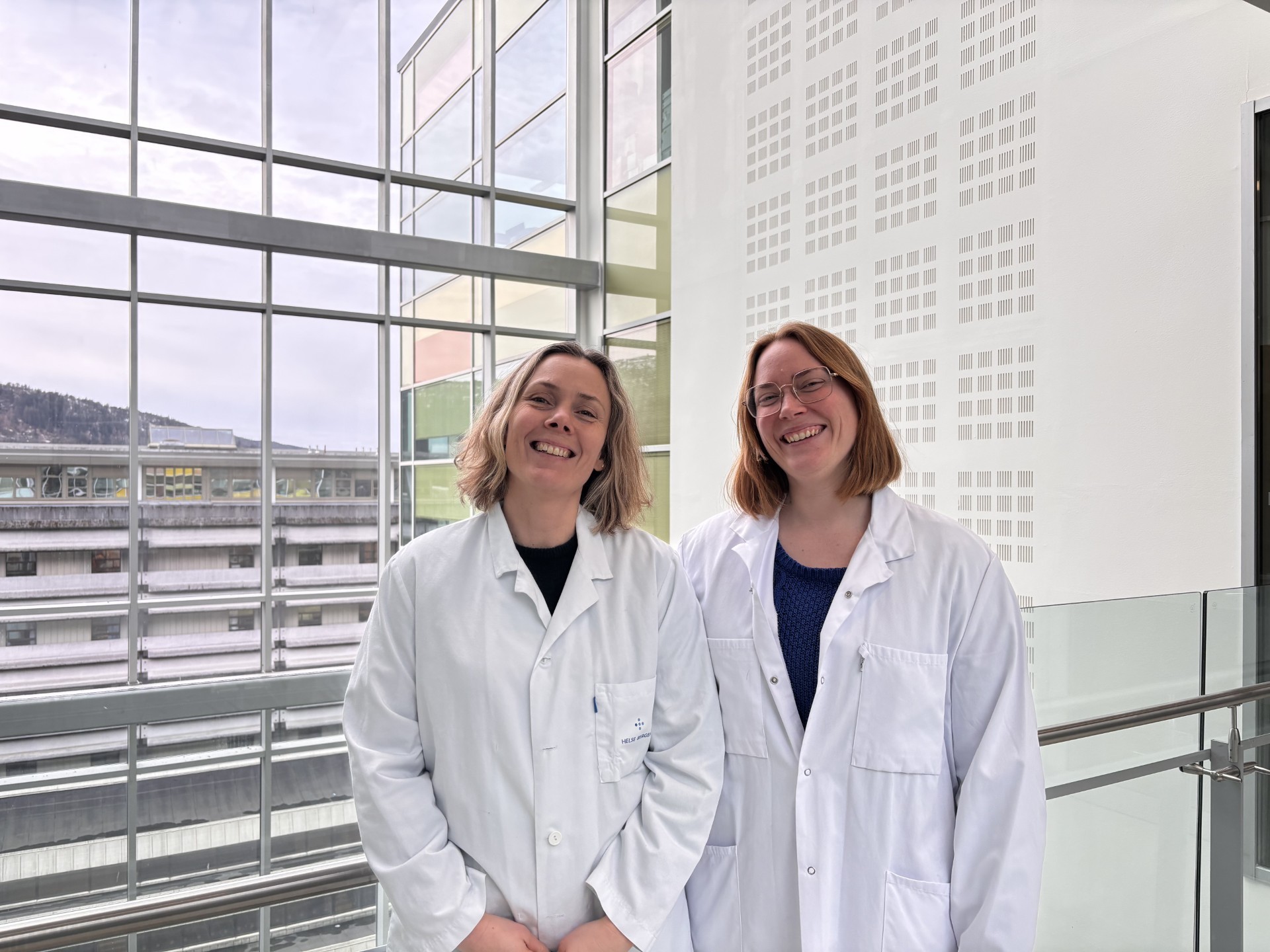 Spesialbioingeniør Ingjerd Hauvik og kvalitetsleder Astrid Torvestad, avdeling for medisinsk biokjemi og farmakologi ved Haukeland universitetssjukehus.