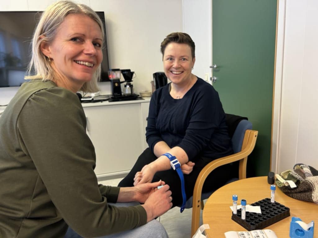 Fra venstre: Laboratorierådgiver i Noklus Nina Klungtveit Roland og kursdeltaker Ingeborg Kvivik.